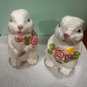 Vintage White Bunny Rabbit Salt And Pepper Shakers Holding Flowers Easter Decor